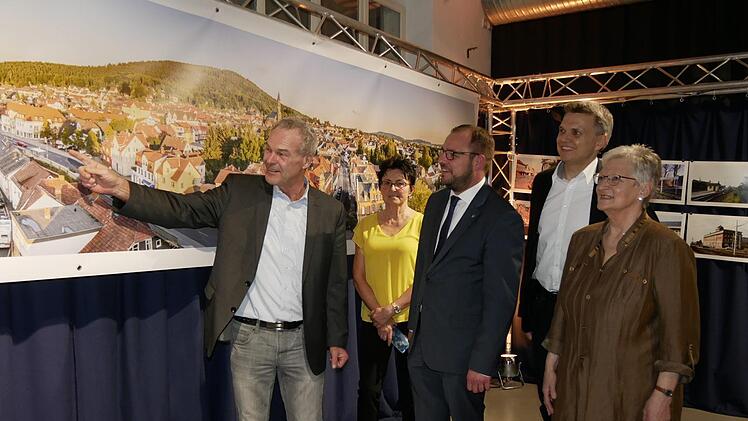 OB Frank Rebhan, Jutta Punken, Landrat Sebastian Straubel, Sonnebergs  Bürgermeister Heiko Voigt und Renate Gretzbach freuen sich über das  beeindruckende Foto des Fotografen Klaus Frenzel. Foto: Manja von Nida