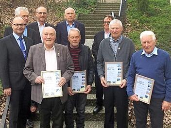 Die Ehrung (hinten von links): Kassier Willi Kupfer, Bürgermeister Gerd Zimmer, Wolfgang Dippacher, Pfarrer Klaus Weigand; (vorne von links): Vorsitzender Stefan Welker, Arnold Drummer, Alfred Stark, Alfons Müller und Reinhold Heilmann Foto: Mathias Erlwein