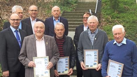 Die Ehrung (hinten von links): Kassier Willi Kupfer, Bürgermeister Gerd Zimmer, Wolfgang Dippacher, Pfarrer Klaus Weigand; (vorne von links): Vorsitzender Stefan Welker, Arnold Drummer, Alfred Stark, Alfons Müller und Reinhold Heilmann Foto: Mathias Erlwein