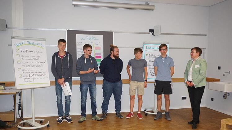 Die Sieger der Gruppe "Vernetzung" mit Bürgermeisterin Birgit Erb (rechts). Foto: Marion Eckert