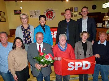 Volker Schmiechen (mit Blumen) tritt im nächsten Jahr wieder für das Bürgermeisteramt an. Unser Bild zeigt weiter (hinten, von links) Fraktionssprecherin Cornelia Wehner, Landtagsabgeordnete Inge Aures, der Kulmbacher SPD-Fraktionsvorsitzende Ingo Lehmann, Unterbezirksvorsitzender Simon Moritz sowie (vorne von links) Schwiegersohn Werner Thomas mit Gattin Simone, stellvertretende Ortsvereinsvorsitzende Christa Müller, Enkelin Nele Thomas und Altbürgermeister Heinz Burges. Foto: Werner Oetter