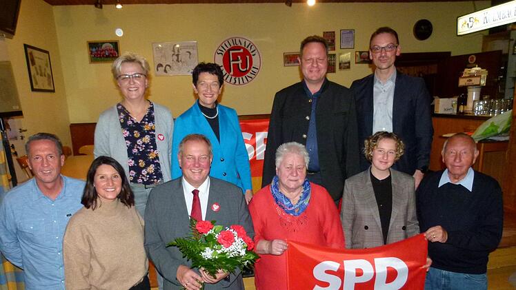 Volker Schmiechen (mit Blumen) tritt im nächsten Jahr wieder für das Bürgermeisteramt an. Unser Bild zeigt weiter (hinten, von links) Fraktionssprecherin Cornelia Wehner, Landtagsabgeordnete Inge Aures, der Kulmbacher SPD-Fraktionsvorsitzende Ingo Lehmann, Unterbezirksvorsitzender Simon Moritz sowie (vorne von links) Schwiegersohn Werner Thomas mit Gattin Simone, stellvertretende Ortsvereinsvorsitzende Christa Müller, Enkelin Nele Thomas und Altbürgermeister Heinz Burges. Foto: Werner Oetter