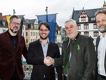 Coburgs Intendant Bernhard F. Loges (links), Kaufmännischer Direktor Fritz Frömming (rechts) und Oberbürgermeister Norbert Tessmer (2. von rechts) begrüßen Coburgs neuen Generalmusikdirektor Daniel Carter.Foto: Jochen Berger