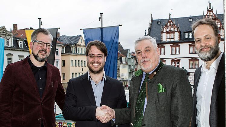 Coburgs Intendant Bernhard F. Loges (links), Kaufmännischer Direktor Fritz Frömming (rechts) und Oberbürgermeister Norbert Tessmer (2. von rechts) begrüßen Coburgs neuen Generalmusikdirektor Daniel Carter.Foto: Jochen Berger
