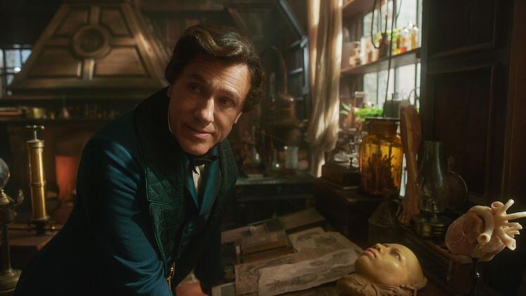 Oscar-Preisträger Christoph Waltz spielt den Waffenfabrikanten Harlander und unterstützt Frankensteins Pläne.