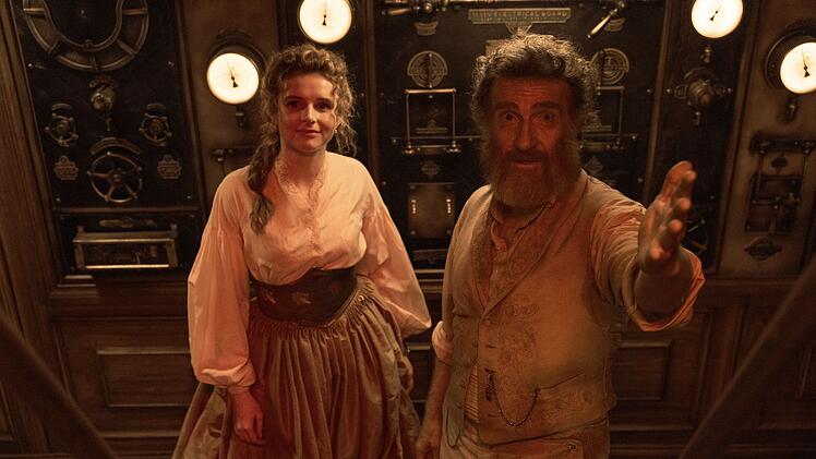 Benoit (Thierry Fr&eacute;mont) erkl&auml;rt Humility (Georgia Flood), wie das U-Boot funktioniert.