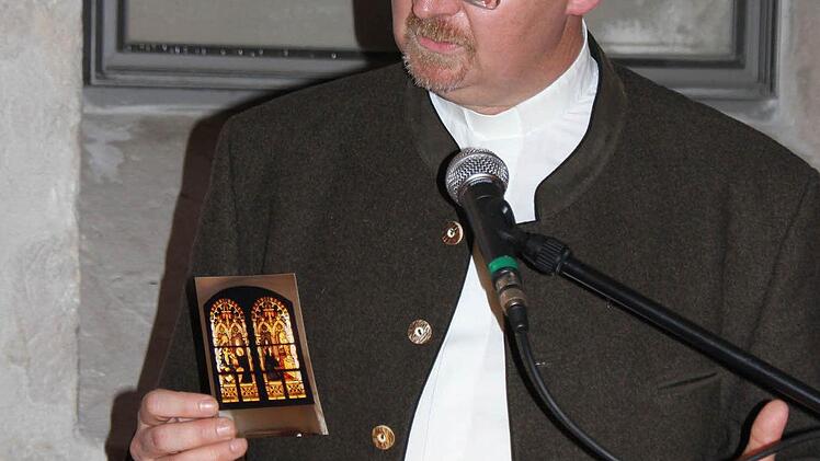 Stadtpfarrer Thomas Teuchgräber sprach über das Glasbild im Ryttersaal. Foto: Friedwald Schedel