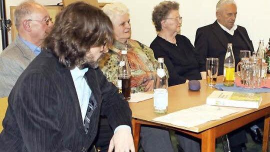Moderator Bernd Sorgenfrei (Zweiter von links) sprach mit den Zeitzeugen (von links): Georg Simon, Ilse Dauer, Betti Querfurth, Heinrich Pöhnlein und Hans Köstner. Diese berichteten über die letzten Kriegstage in Nordhalben vor 70 Jahren.  Foto: Michael Wunder