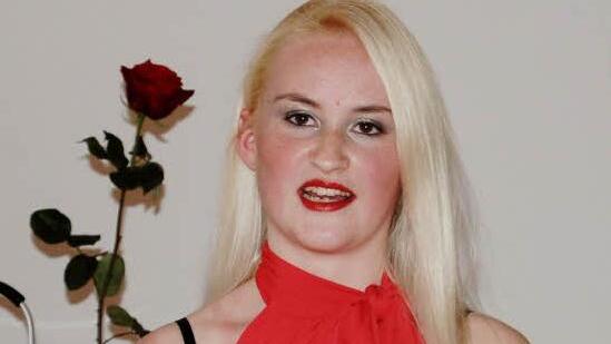 Juliana Omanovic-Senft (19) aus Burkardroth versüßte der Jury die Arbeit mit Rosentrüffeln.  Foto: Sigismund von Dobschütz