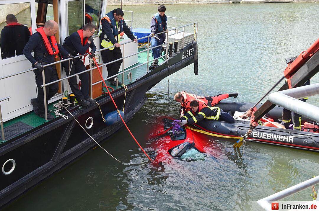Auto geht im Main in Würzburg unter
