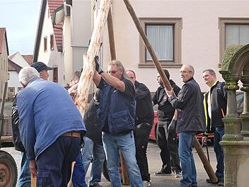 Den Kirmesbaum stellten die Reservisten-Kameraden am Samstag am Marktplatz in Oberthulba auf. Foto: Gerd Schaar