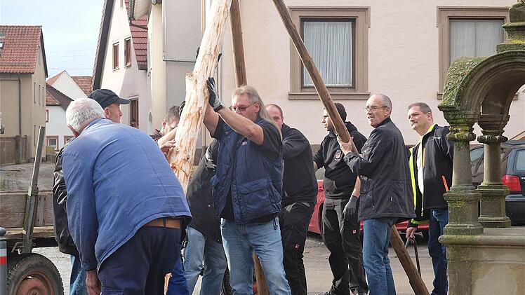Den Kirmesbaum stellten die Reservisten-Kameraden am Samstag am Marktplatz in Oberthulba auf. Foto: Gerd Schaar