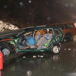 Drei Autos kollidieren auf der A9 - Ein lebensgefaehrlich Verletzter