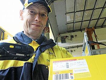 Der Handscanner ist Stefan Ebers ständiger Begleiter. Dank ihm können die Kunden ihre Sendung online immer verfolgen. Foto: Dominic Buckreus