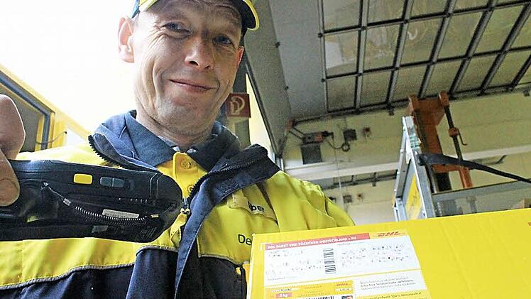 Der Handscanner ist Stefan Ebers ständiger Begleiter. Dank ihm können die Kunden ihre Sendung online immer verfolgen. Foto: Dominic Buckreus