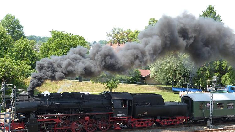 Volldampf voraus! Diese Lok der Baureihe 52 8079 bricht bei den Pfingstdampftagen in Neuenmarkt auf zur Fahrt über die legendäre "Schiefe Ebene". Fotos: Werner Reißaus