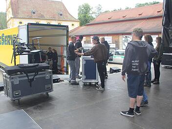 Rund 30 Helfer, sogenannte Stagehands, packen beim Entladen mit an.Fotos: Ralf Kestel