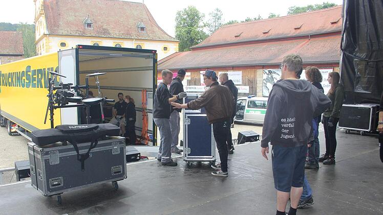 Rund 30 Helfer, sogenannte Stagehands, packen beim Entladen mit an.Fotos: Ralf Kestel