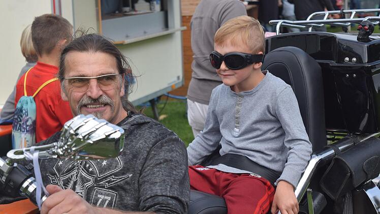 Nur noch kurz die Brille aufsetzen und dann kann's schon losgehen: Luis, sechs Jahre alt, fährt mit Thomas Steinert eine Runde auf dem Trike. Foto: Daniela Pondelicek