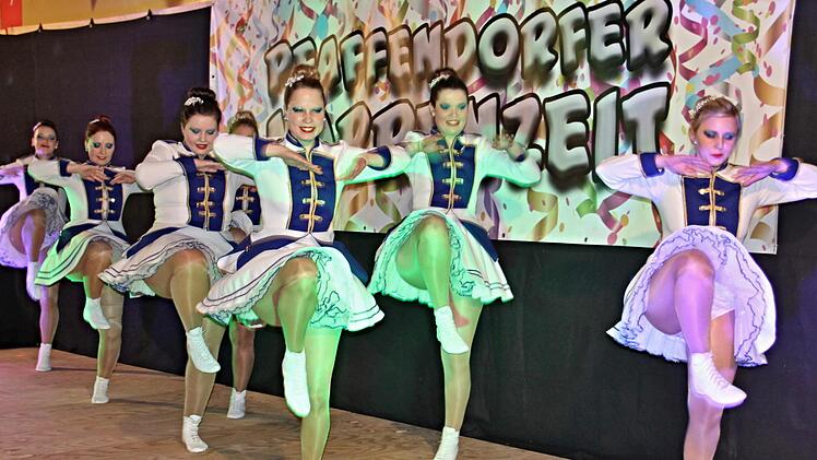 Zum Auftakt der Faschingsveranstaltung in Pfaffendorf zeigte  Prinzengarde, was sie zu bieten hat. Foto: Helmut Will