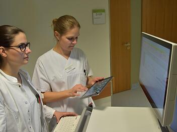 Sie befassen sich mit der digitalen Patientenakte: die Assistenzärztin Lucia Sreckovic und die Pflegekraft Nina Nickol. Helios-Frankenwaldklinik