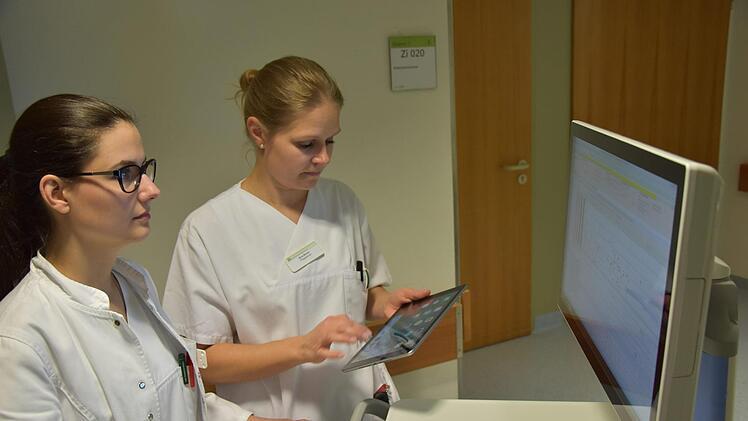 Sie befassen sich mit der digitalen Patientenakte: die Assistenzärztin Lucia Sreckovic und die Pflegekraft Nina Nickol. Helios-Frankenwaldklinik