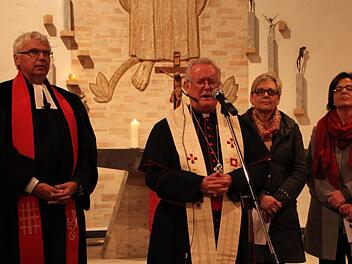 Die Altbischöfe Johannes Friedrich (von links) und Friedhelm Hofmann gestalten einen Gottesdienst in Bad Brückenau. Foto: Ulrike Müller
