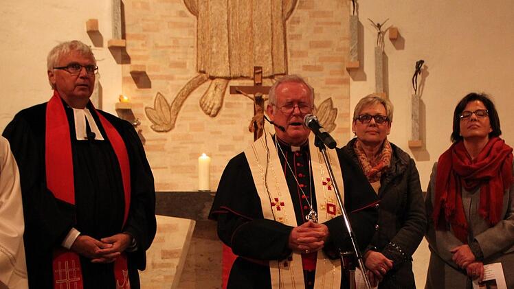 Die Altbischöfe Johannes Friedrich (von links) und Friedhelm Hofmann gestalten einen Gottesdienst in Bad Brückenau. Foto: Ulrike Müller