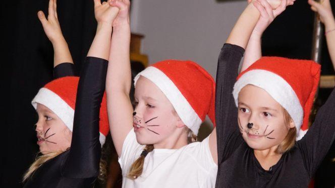 Nach ihrem Auftritt als "Weihnachtsm&auml;use" mit &Uuml;bungen am Reck genossen diese M&auml;dchen den verdienten Applaus des  Publikums.Mario Deller