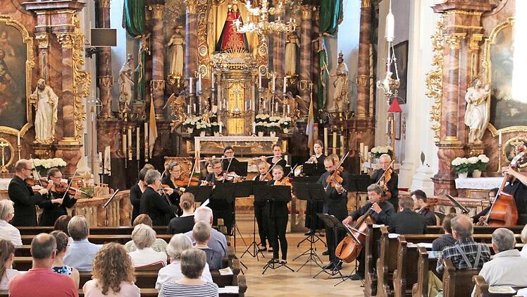 Vivaldi, Bach und Mozart spielte das Kronacher Kammerorchester am Sonntagabend in der Basilika Marienweiher. Fotos: Klaus Klaschka