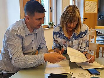 Integrationsbegleiterin Renate Liefländer-Cordes hilft Dmytro Pavlov bei einem Schreiben des Jobcenters. Foto: Christine Fischer