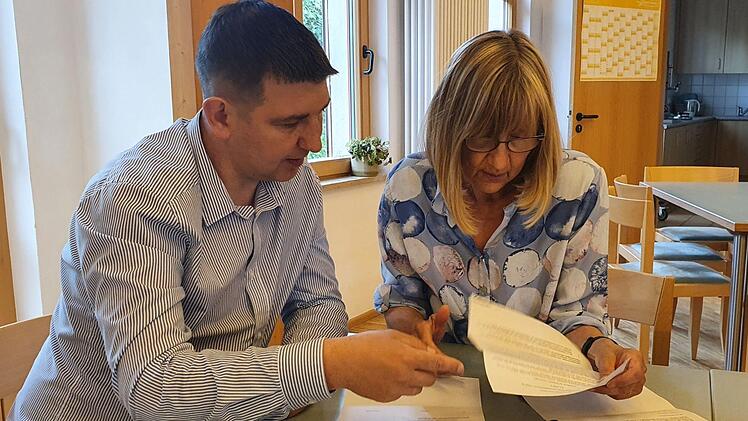 Integrationsbegleiterin Renate Liefländer-Cordes hilft Dmytro Pavlov bei einem Schreiben des Jobcenters. Foto: Christine Fischer