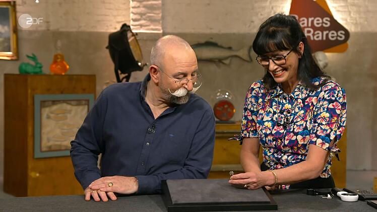 "Das könnten Sträuße sein, mit Beeren drin", scherzt Horst Lichter beim Anblick des Rings.