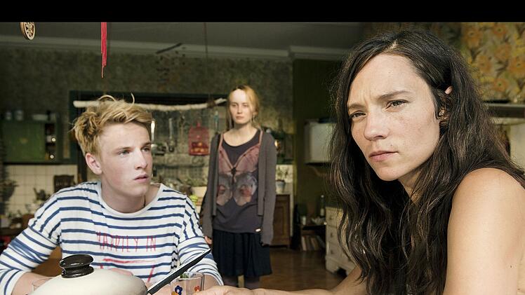 Phil (Louis Hofmann) hat h&auml;ufig Schwierigkeiten mit seiner Schwester Dianne (Ada Philine Stappenbeck, Mitte) und seiner Mutter Glass (Sabine Timoteo).