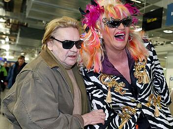 Dragqueen Olivia Jones und Ex-Schauspieler Helmut Berger auf dem Weg ins Dschungelcamp nach Australien. Foto: dpa