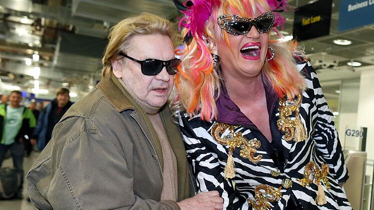Dragqueen Olivia Jones und Ex-Schauspieler Helmut Berger auf dem Weg ins Dschungelcamp nach Australien. Foto: dpa