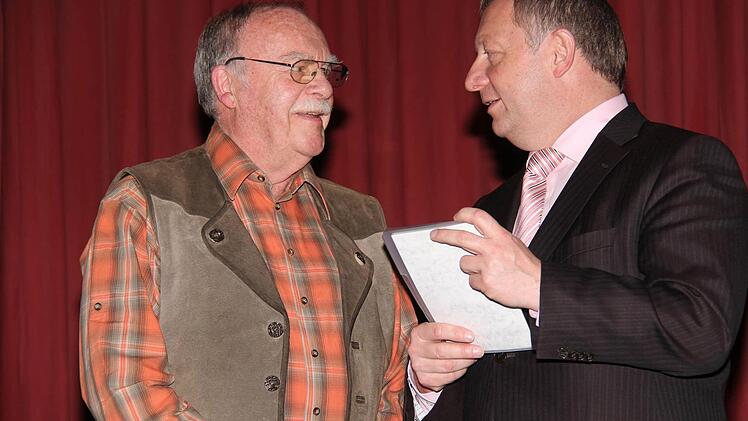 Landrat Thomas Bold (rechts) übereicht Detlef Eigen die Sportlerehrung.