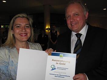 Staatssekretärin Melanie Huml überreicht Geschäftsführer Andreas Poth die Urkunde zum Umweltsiegel in Gold
