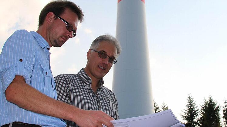 Thorsten Köck (links) und Burkhard Schramm von der NEG besichtigen die Baustelle. Foto: Benedikt Borst