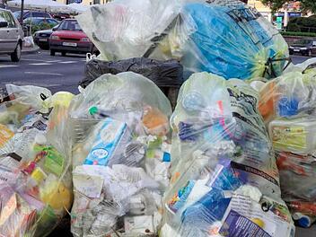 Viele Bürger klagen über die mangelnde Reißfestigkeit der Gelben Säcke.   Foto: Archiv