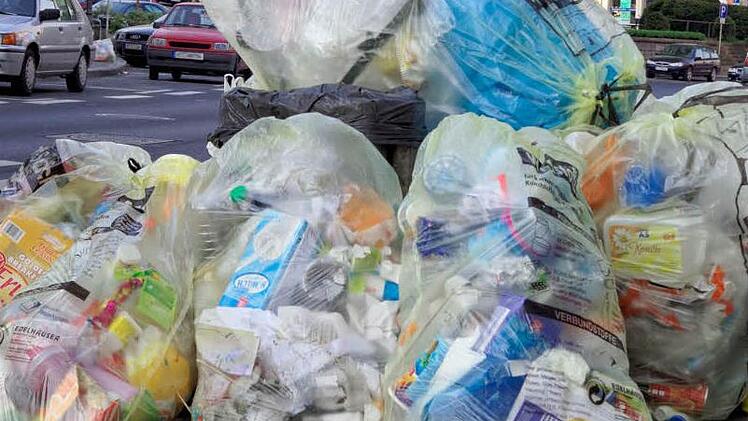 Viele Bürger klagen über die mangelnde Reißfestigkeit der Gelben Säcke.   Foto: Archiv