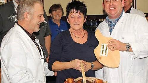 Vorsitzender Peter Bühlhorn (links) und sein Team gratulieren der glücklichen Gewinnerin Jutta Reuther.  Foto: Werner Hauber