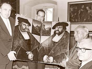 Große Freude herrschte vor 50 Jahren in der Kreisstadt Kronach, als Bundesschatzminister Werner Dollinger (links) an Bürgermeister Konrad Popp (Zweiter von rechts) zwei bedeutsame Cranach-Ölgemälde, und zwar Friedrich den Weisen und Johann den Beständigen, als Leihgabe überreichte.  Repro: Gerd Fleischmann