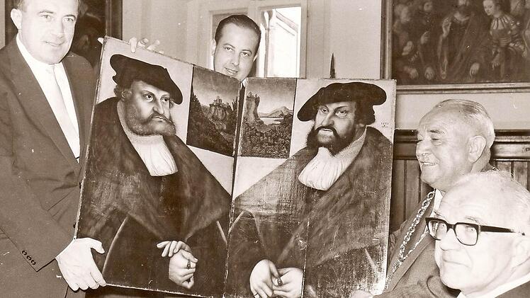 Große Freude herrschte vor 50 Jahren in der Kreisstadt Kronach, als Bundesschatzminister Werner Dollinger (links) an Bürgermeister Konrad Popp (Zweiter von rechts) zwei bedeutsame Cranach-Ölgemälde, und zwar Friedrich den Weisen und Johann den Beständigen, als Leihgabe überreichte.  Repro: Gerd Fleischmann