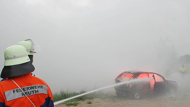 In Behringersm&uuml;hle ist am Samstagnachmittag ein Auto in Brand geraten. Symbolbild: Archiv