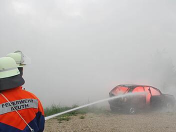 In Behringersmühle ist am Samstagnachmittag ein Auto in Brand geraten. Symbolbild: Archiv
