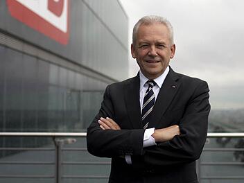 Bahn-Chef Rüdiger Grube auf dem Dach des Konzerngebäudes in Berlin Foto: Marcel Mettelsiefen, dpa
