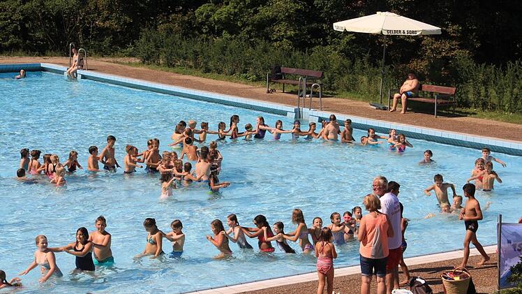 Eine Polonaise im Schwimmbecken bildete den Abschluss des abwechslungsreichen Vormittags im Freibad Ebern.  Foto: Helmut Will