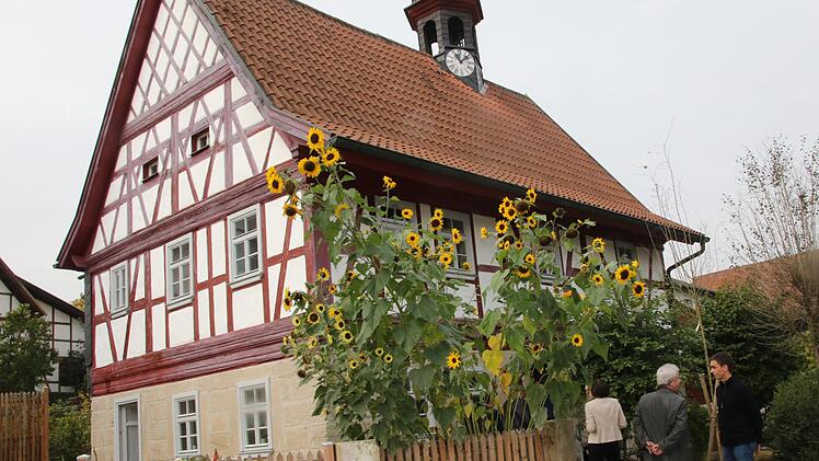 Das Gemeindehaus in der Ortsmitte von Stöppach wird besichtigt. Foto: Michael Stelzner