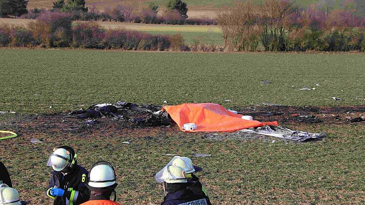 Kurz nach dem Start stürzte am Montag ein Flugzeug in Karlstadt im Kreis Main-Spessart ab. Der Pilot starb noch am Unfallort. Foto: NEWS5/Merzbach